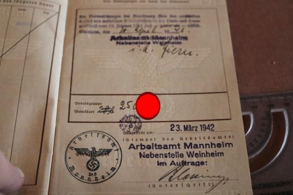 Arbeitsbuch einer Frau aus Weinheim 1942 - war auch Lazaretthelferin 1943
